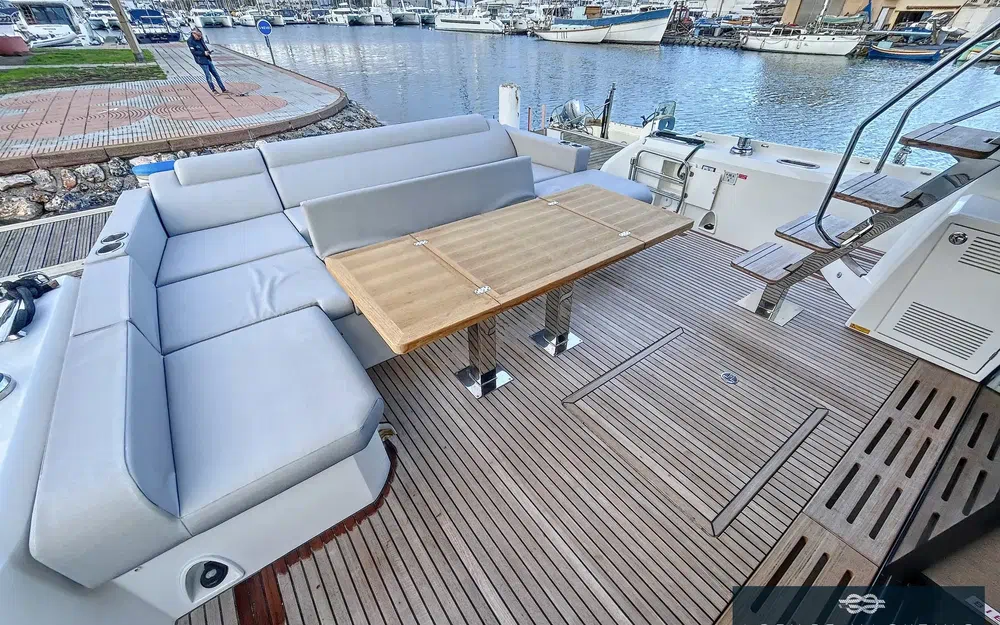 slider 4 Prestige Yachts Prestige 590 S