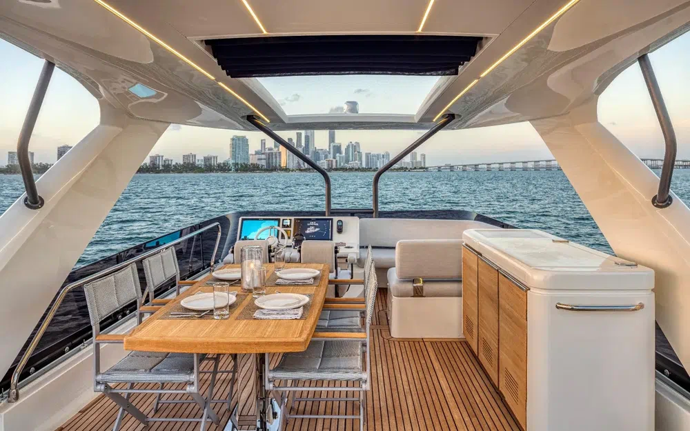 slider 3 Prestige Yachts 690