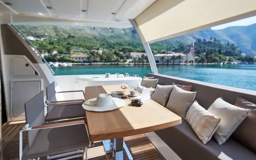 slider 8 Prestige Yachts 690