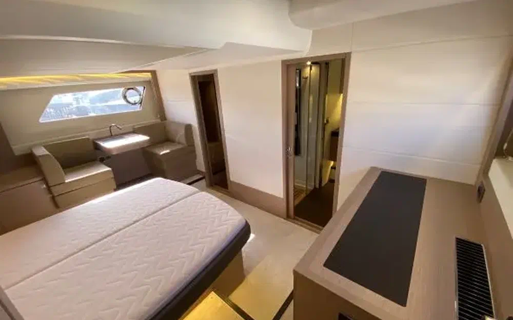 slider 9 Prestige Yachts 560 Fly