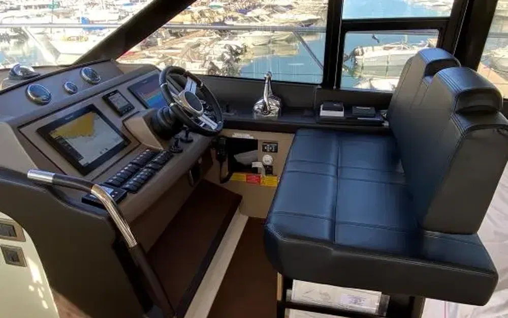 slider 10 Prestige Yachts 560 Fly