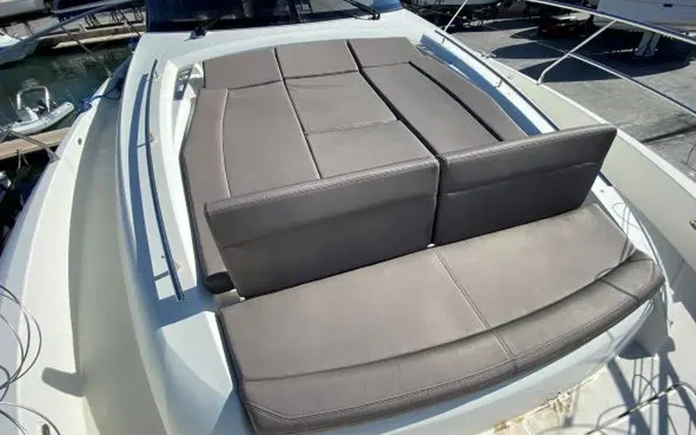 slider 15 Prestige Yachts 560 Fly