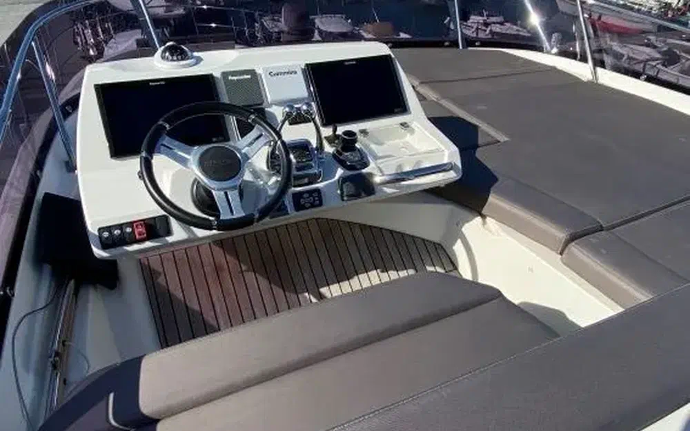 slider 2 Prestige Yachts 560 Fly