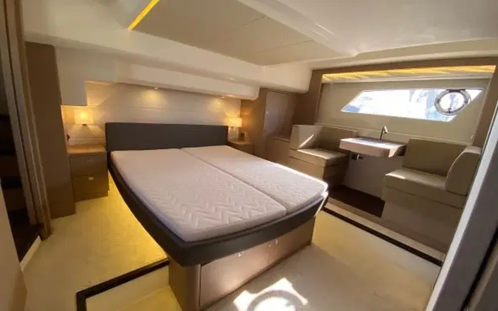 slider 3 Prestige Yachts 560 Fly