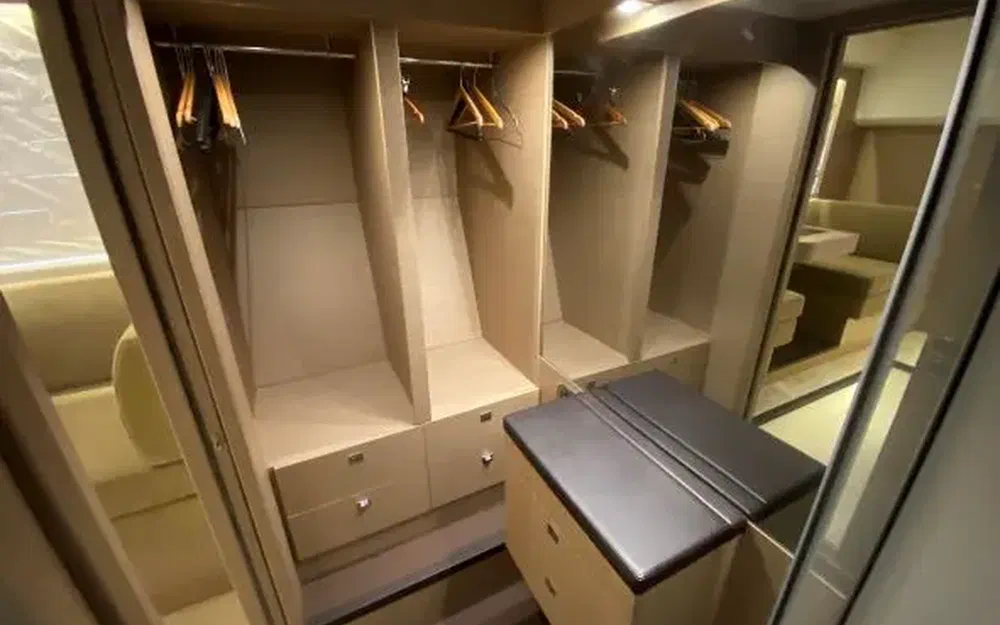 slider 6 Prestige Yachts 560 Fly