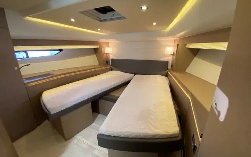 slider 7 Prestige Yachts 560 Fly