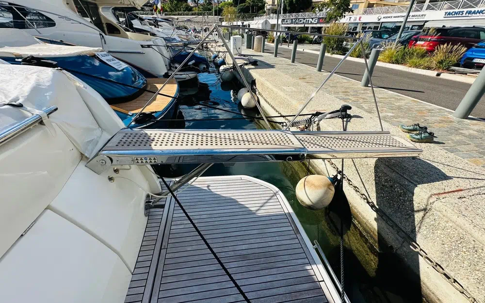 slider 1 Prestige Yachts 420 Fly