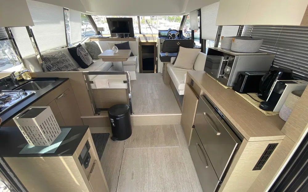 slider 6 Prestige Yachts 420 Fly