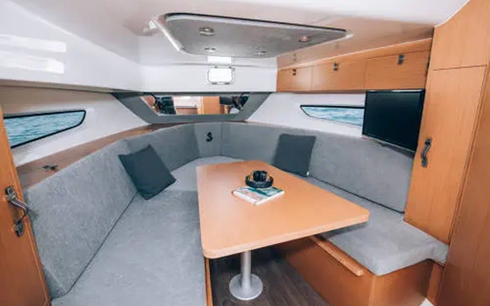 slider 9 Beneteau Flyer 10