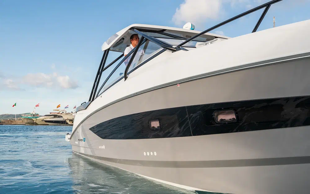 slider 6 Beneteau Flyer 10