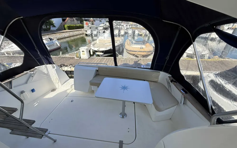 slider 4 Beneteau Antares 11 Fly