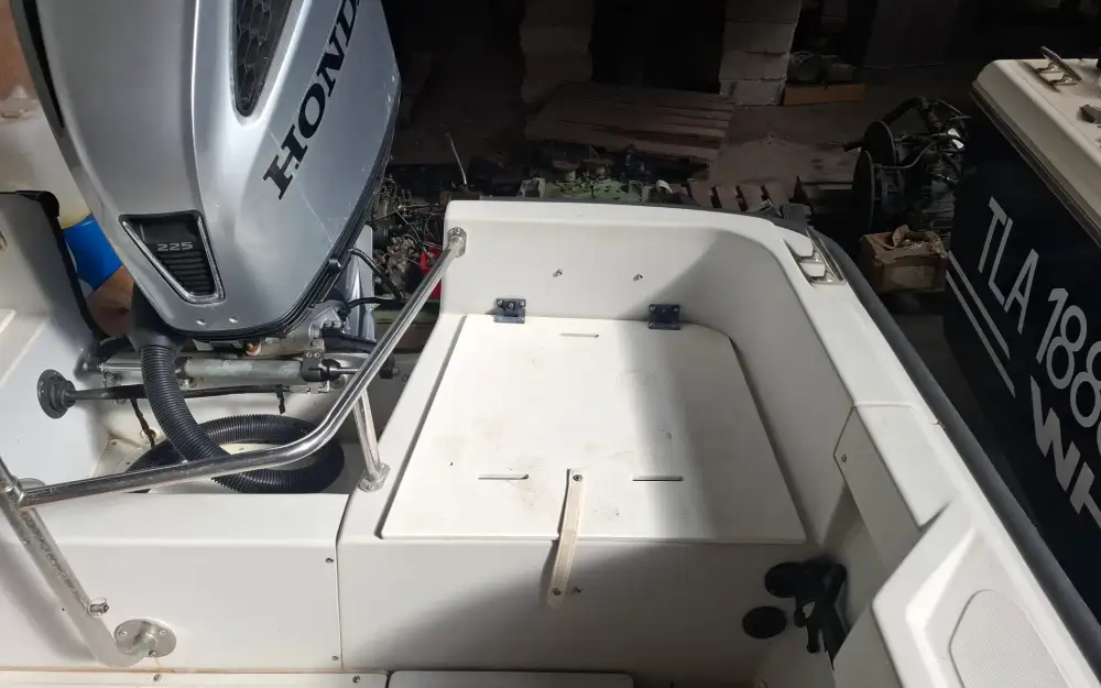 slider 10 Boston Whaler  20 Outrage
