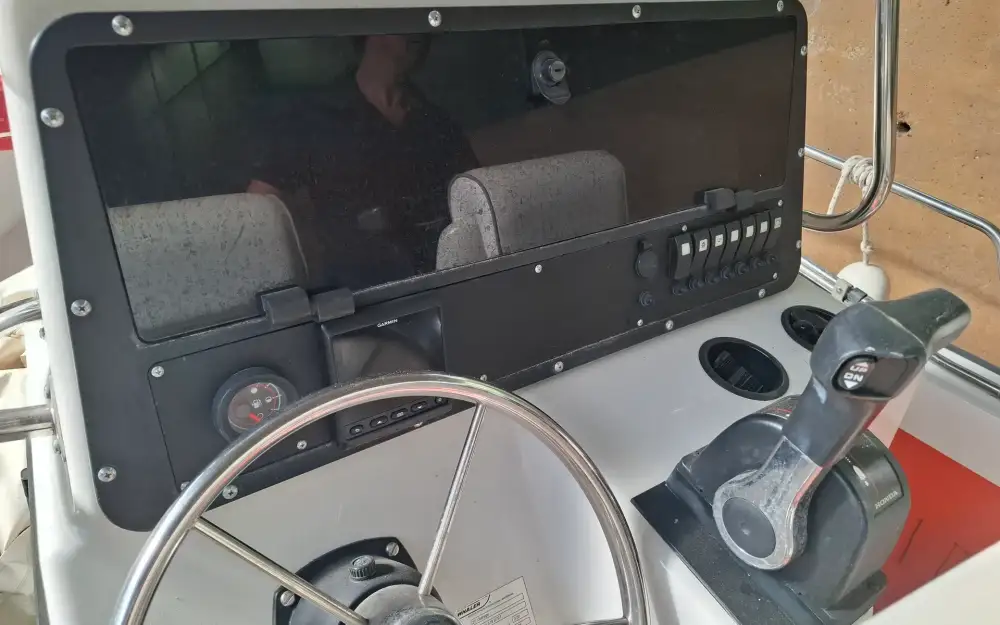 slider 12 Boston Whaler  20 Outrage
