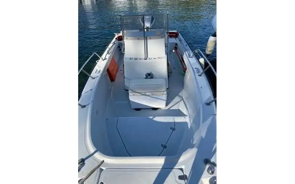 slider 3 Boston Whaler  20 Outrage