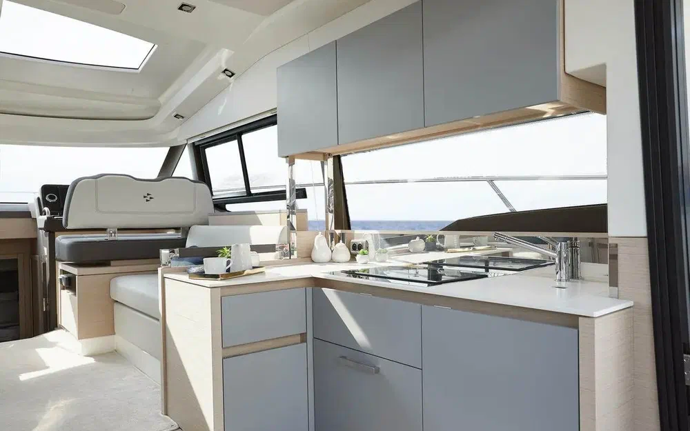 slider 4 Prestige Yachts 460 Fly