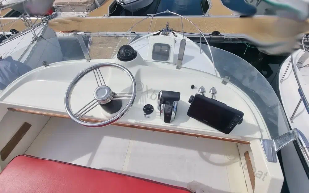 slider 10 Bertram Riva 25