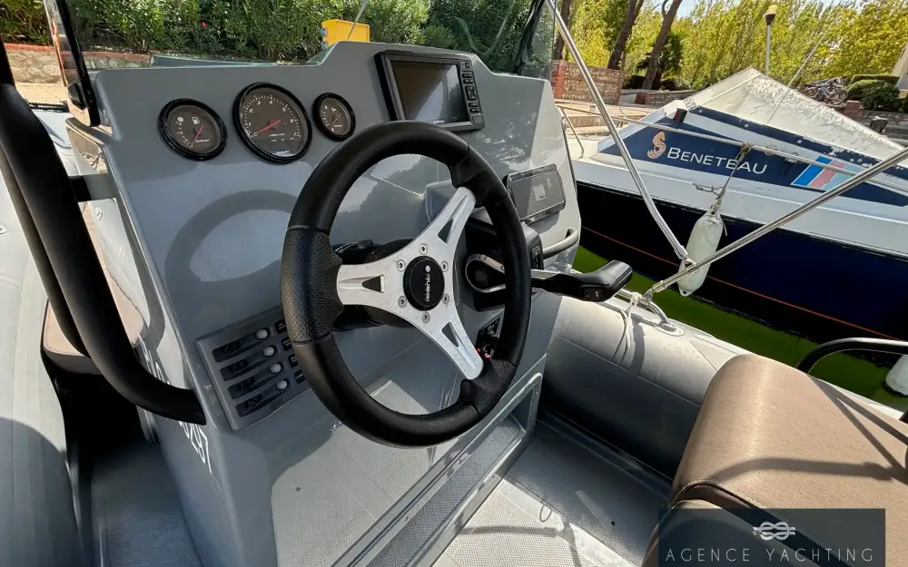 slider 14 Brig Navigator 570 Luxe