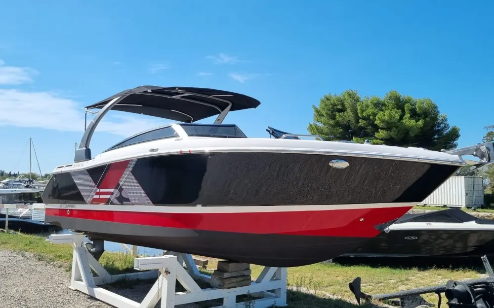 Four WinnsHorizon 260