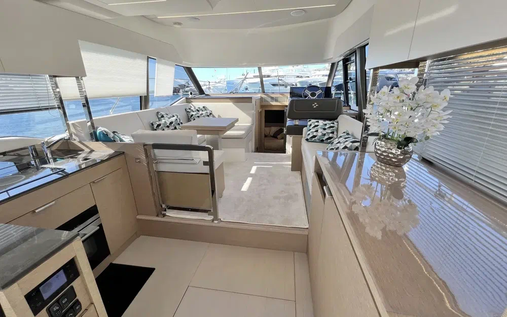slider 1 Prestige Yachts 420 Fly