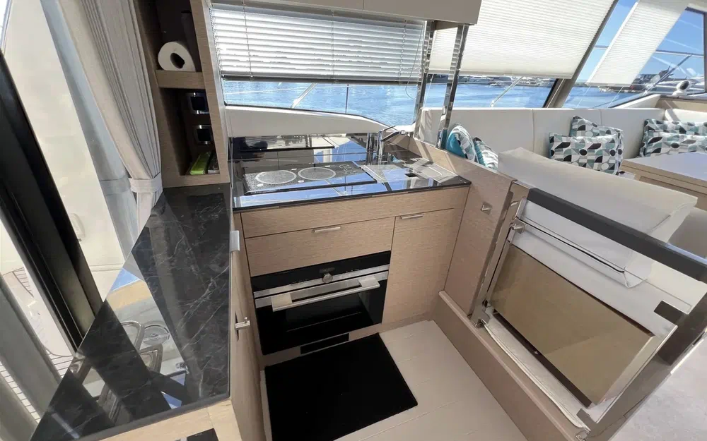 slider 2 Prestige Yachts 420 Fly