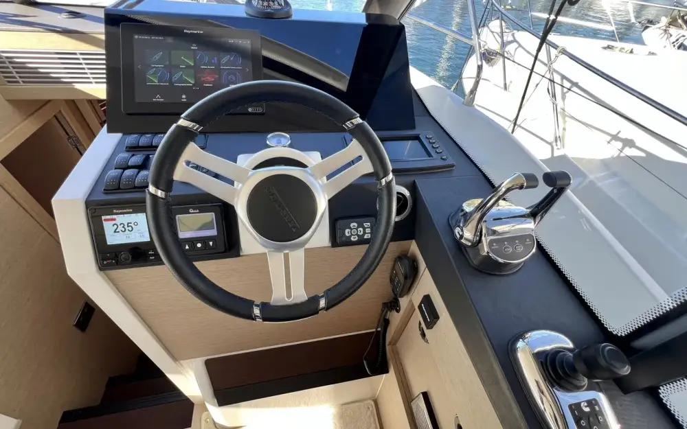 slider 6 Prestige Yachts Prestige 420 Fly