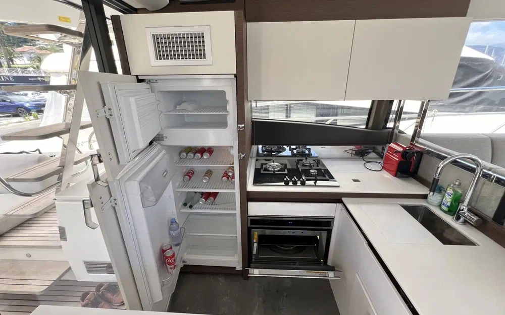 slider 9 Prestige Yachts 520 Fly