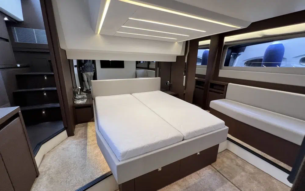 slider 10 Prestige Yachts 520 Fly