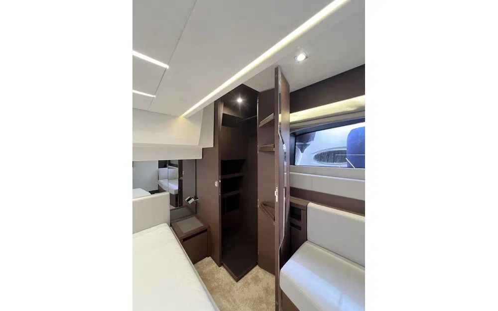 slider 11 Prestige Yachts 520 Fly
