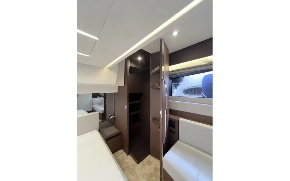slider 11 Prestige Yachts Prestige 520 Fly