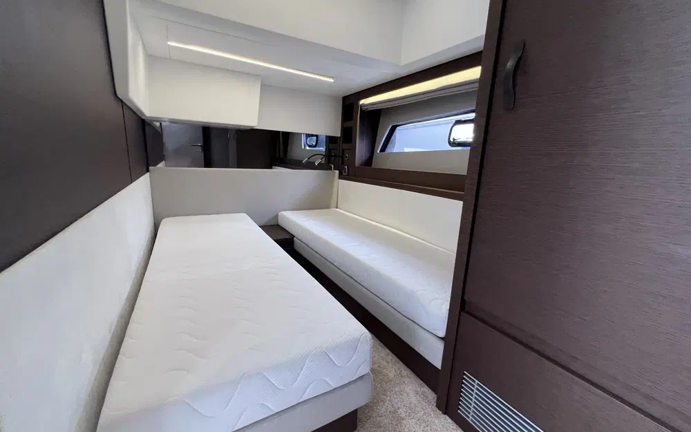 slider 13 Prestige Yachts 520 Fly