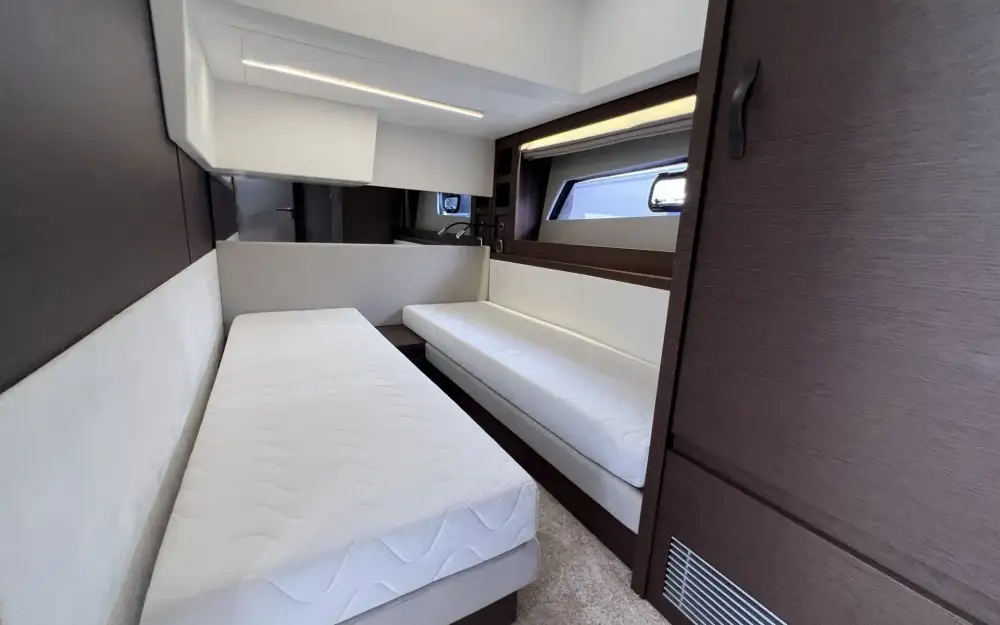 slider 13 Prestige Yachts Prestige 520 Fly