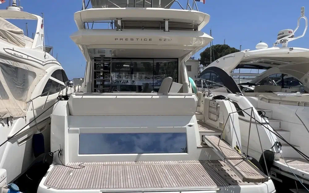 slider 1 Prestige Yachts 520 Fly
