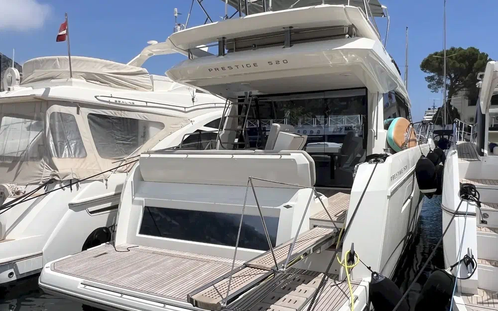 slider 2 Prestige Yachts 520 Fly