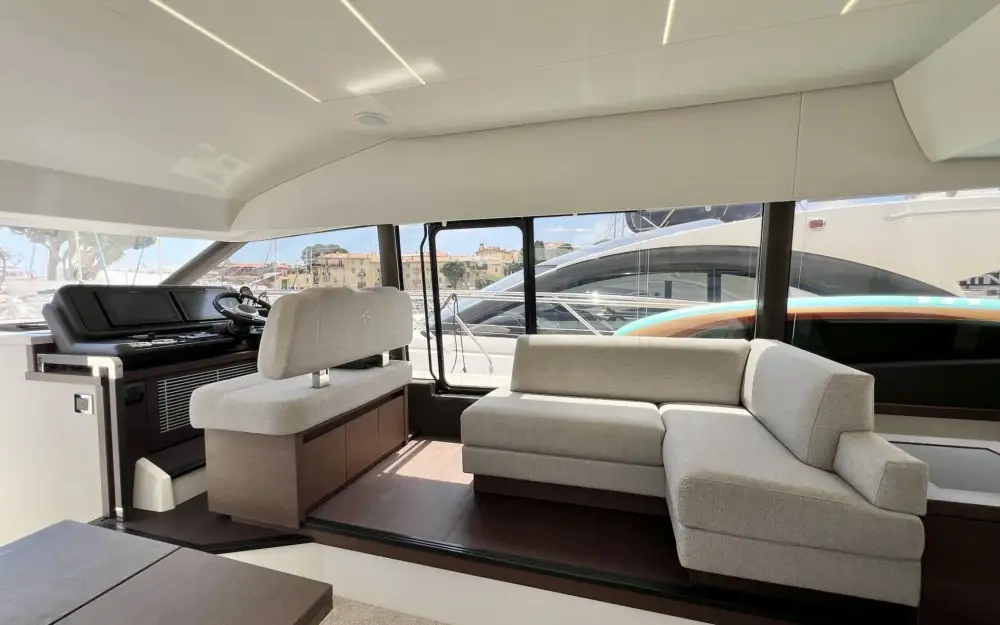 slider 3 Prestige Yachts Prestige 520 Fly