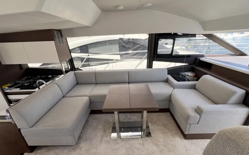 slider 4 Prestige Yachts Prestige 520 Fly