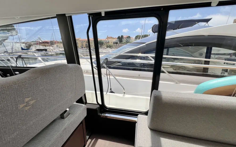 slider 5 Prestige Yachts 520 Fly