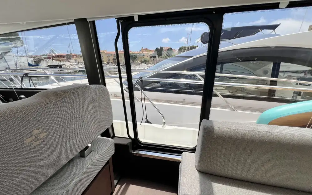 slider 5 Prestige Yachts Prestige 520 Fly