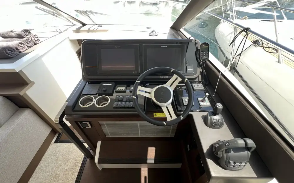 slider 6 Prestige Yachts Prestige 520 Fly