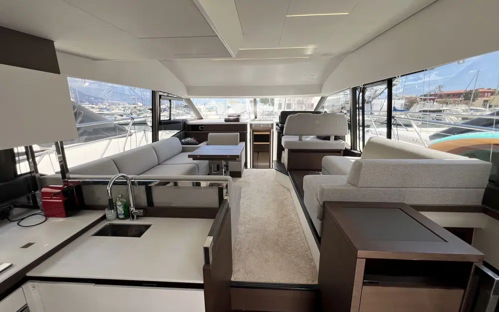 slider 7 Prestige Yachts 520 Fly