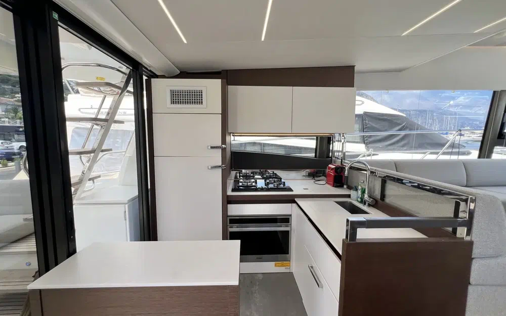 slider 8 Prestige Yachts 520 Fly