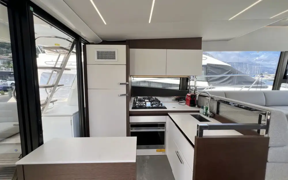 slider 8 Prestige Yachts Prestige 520 Fly