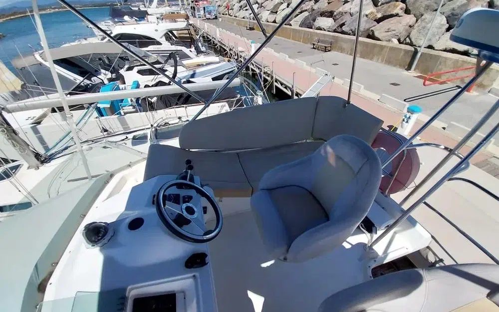 slider 34 Beneteau Antares 10.80 Fly
