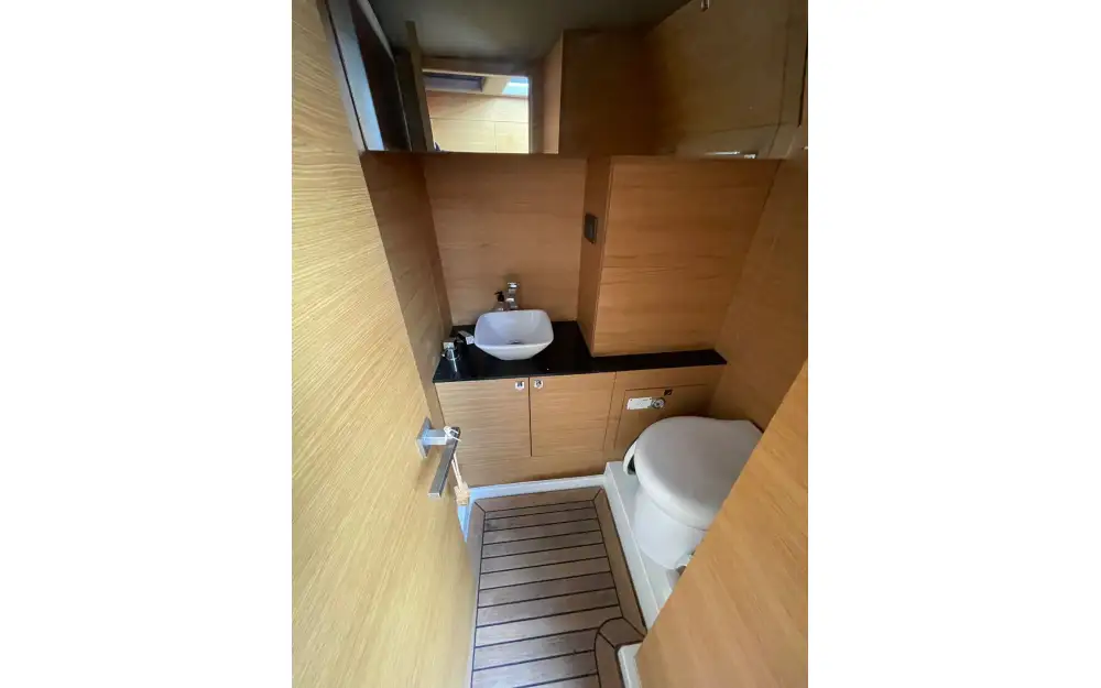 slider 9 De Antonio Yachts D33 Cruiser