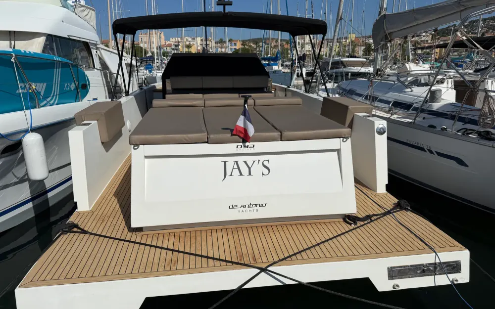slider 17 De Antonio Yachts D33 Cruiser