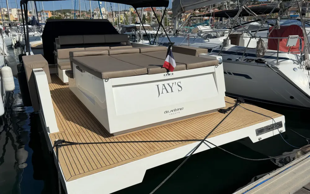 slider 18 De Antonio Yachts D33 Cruiser