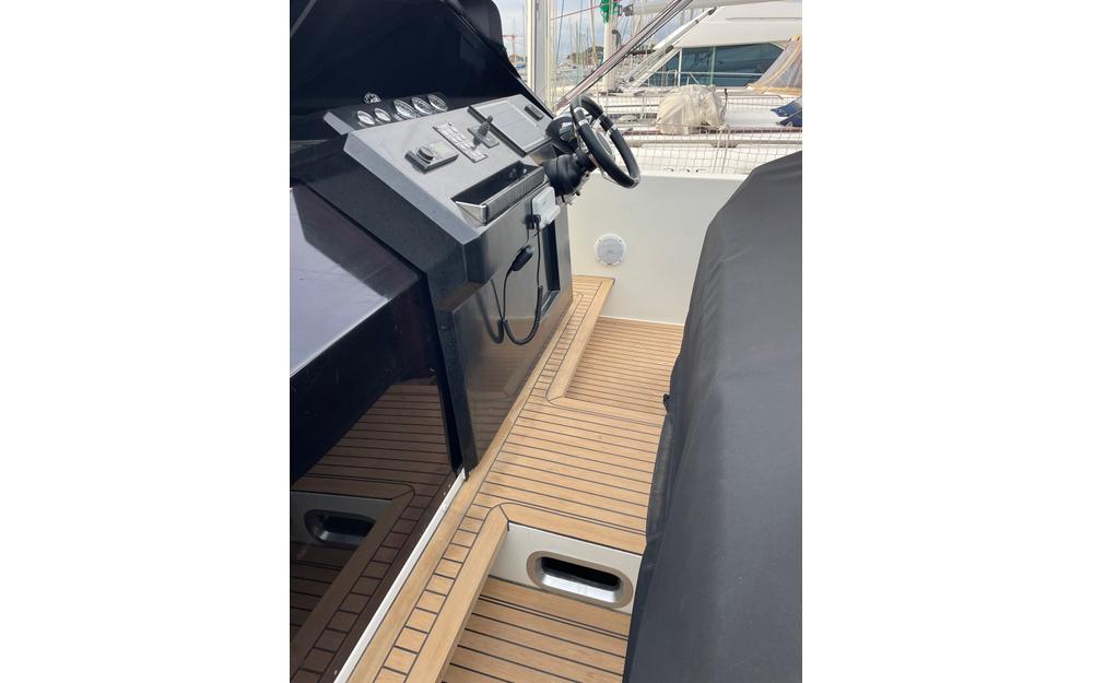 slider 6 De Antonio Yachts D33 Cruiser