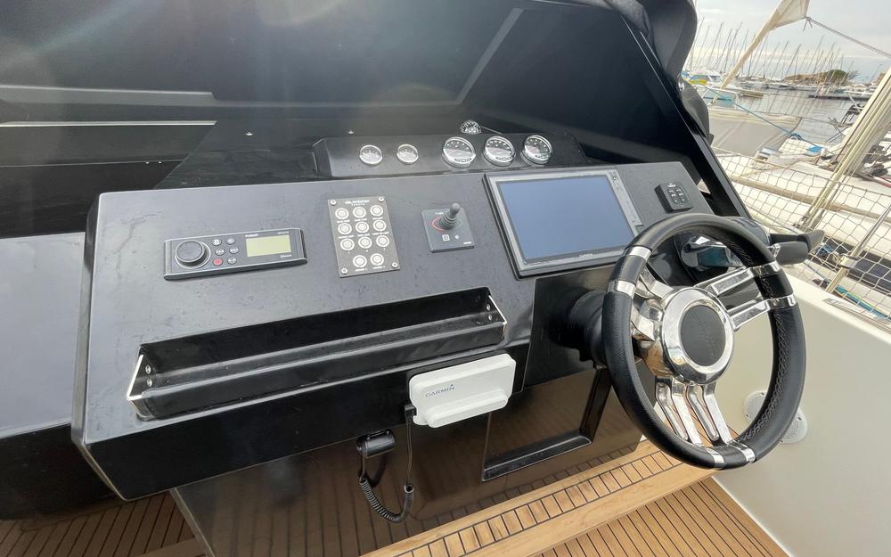 slider 7 De Antonio Yachts D33 Cruiser