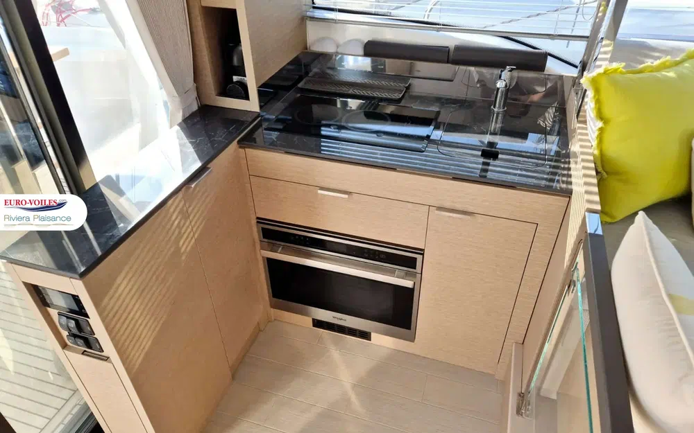 slider 6 Prestige Yachts 420 Fly