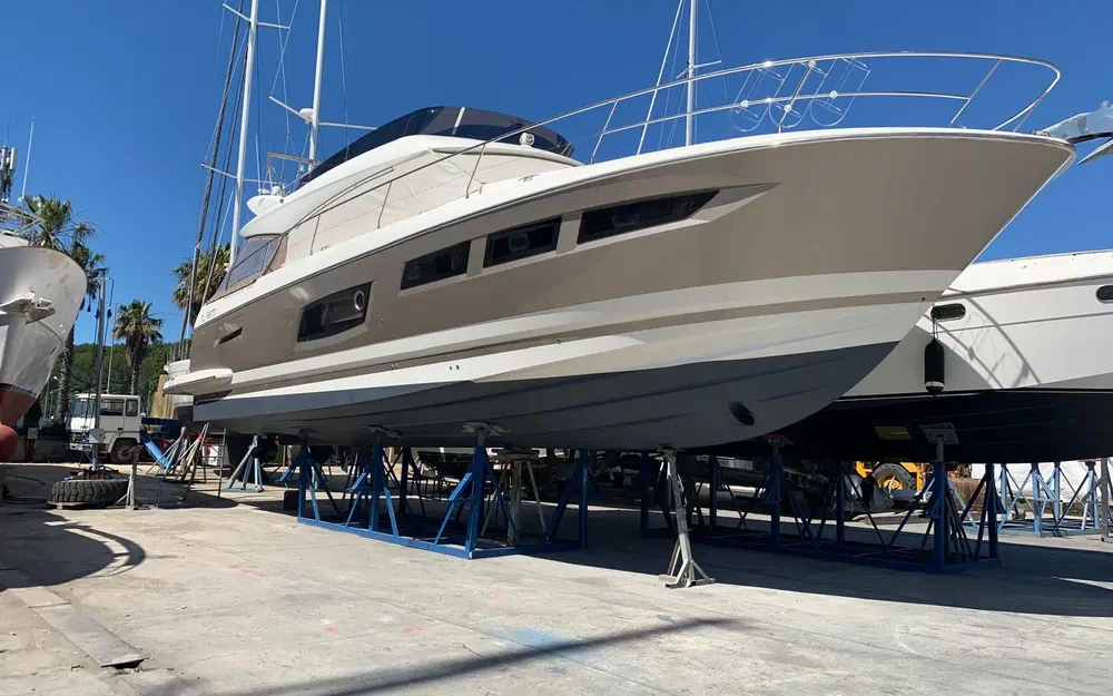 slider 0 Prestige Yachts 560 Fly