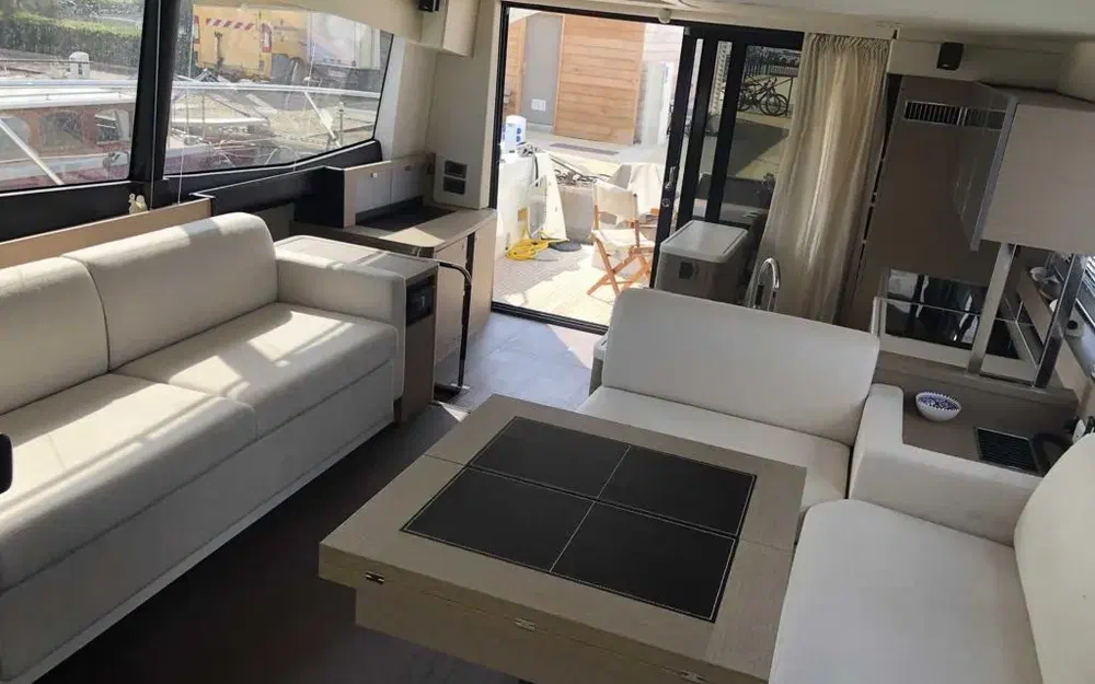 slider 10 Prestige Yachts 560 Fly